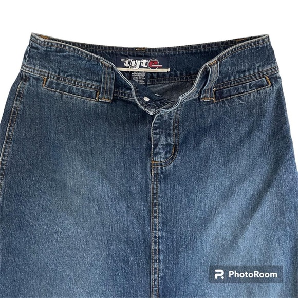 Adorable tyte midi denim skirt with a cute open slid at the front. - Picture 2 of 3